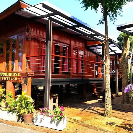 Wood House Pattaya Hotel Bagian luar foto