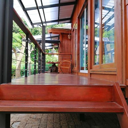 Wood House Pattaya Hotel Bagian luar foto