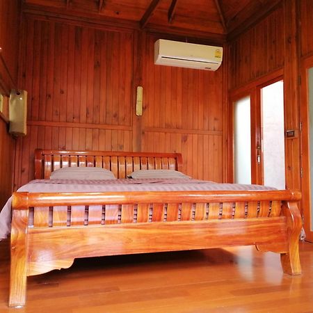Wood House Pattaya Hotel Bagian luar foto
