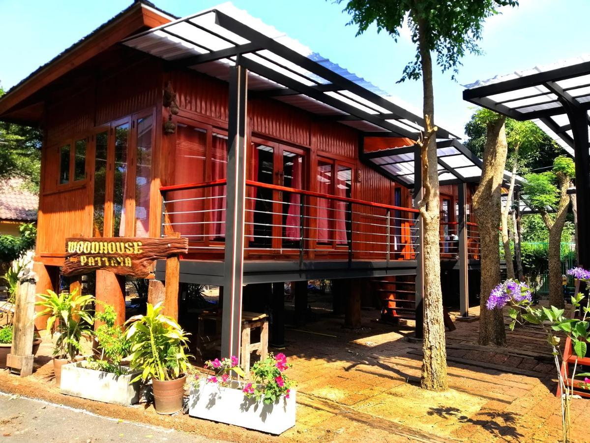 Wood House Pattaya Hotel Bagian luar foto