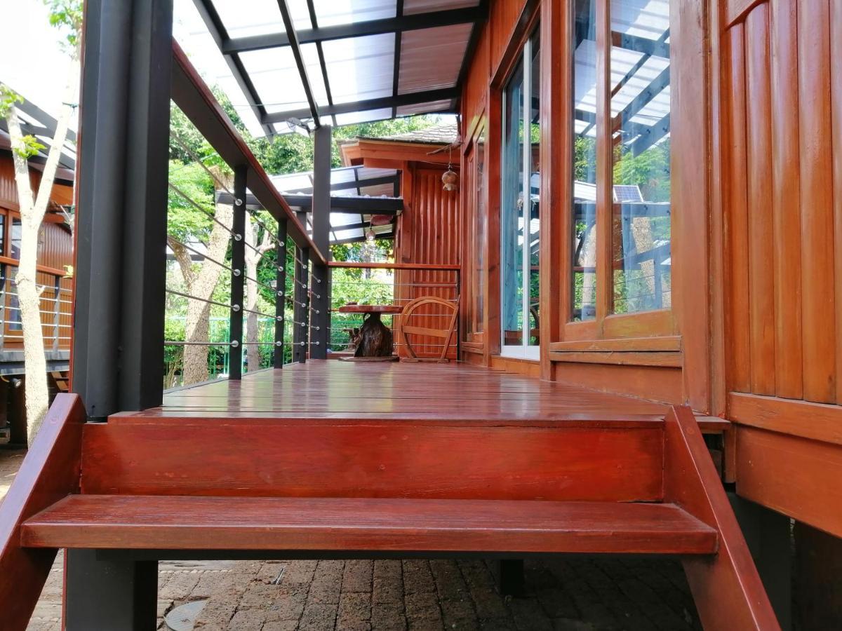 Wood House Pattaya Hotel Bagian luar foto