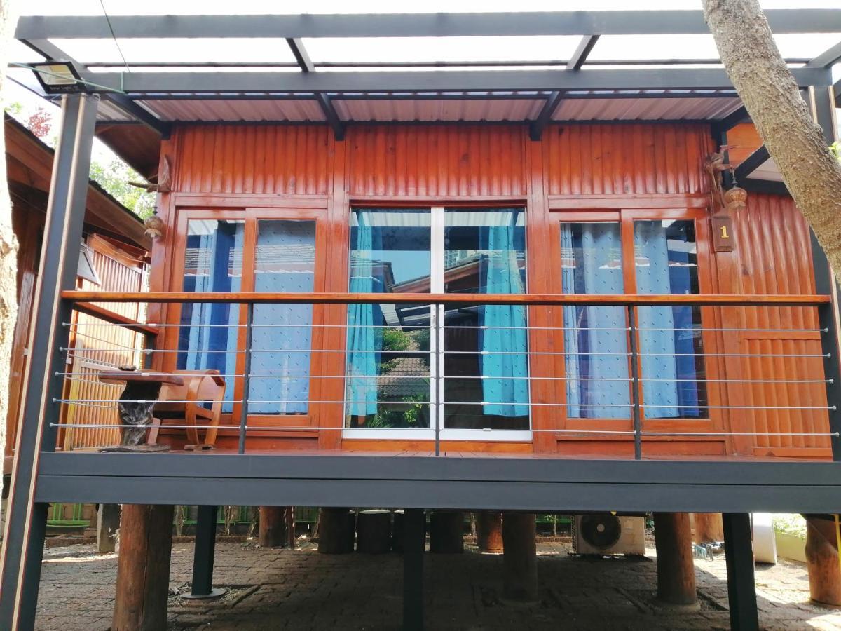 Wood House Pattaya Hotel Bagian luar foto