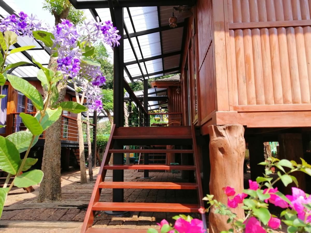 Wood House Pattaya Hotel Bagian luar foto