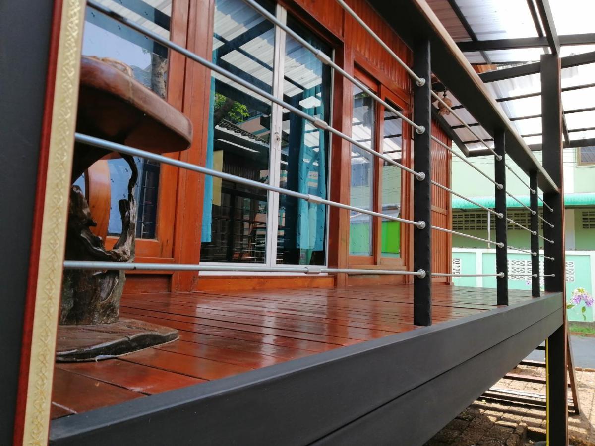 Wood House Pattaya Hotel Bagian luar foto