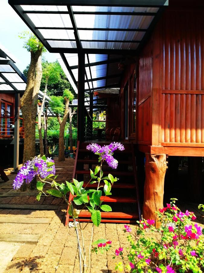 Wood House Pattaya Hotel Bagian luar foto