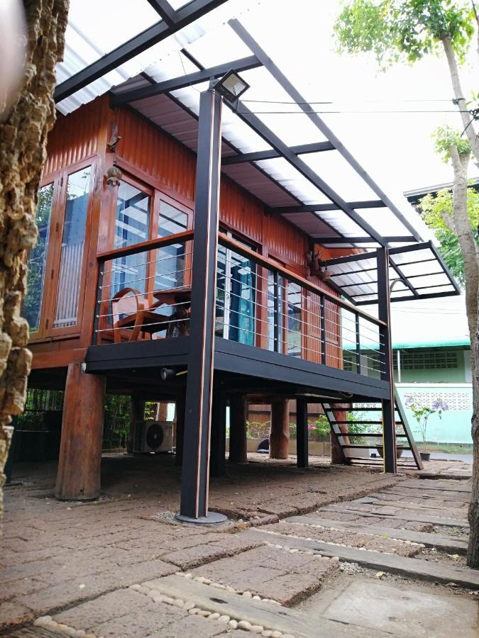 Wood House Pattaya Hotel Bagian luar foto