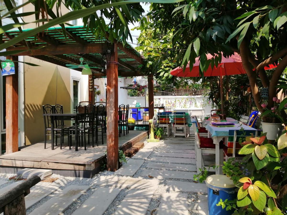 Wood House Pattaya Hotel Bagian luar foto