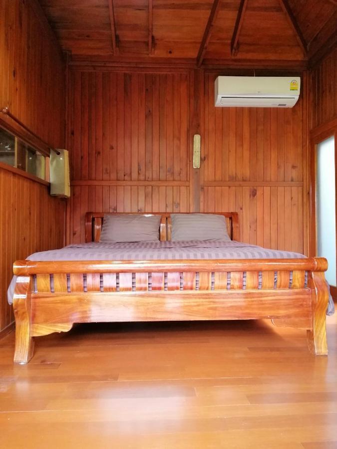 Wood House Pattaya Hotel Bagian luar foto