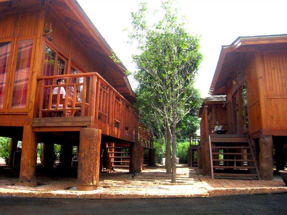 Wood House Pattaya Hotel Bagian luar foto