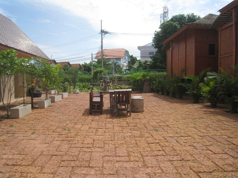 Wood House Pattaya Hotel Bagian luar foto