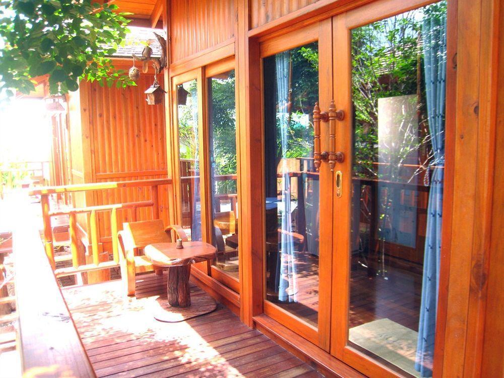 Wood House Pattaya Hotel Bagian luar foto