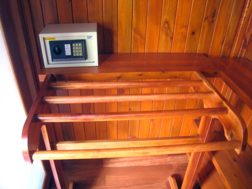 Wood House Pattaya Hotel Bagian luar foto
