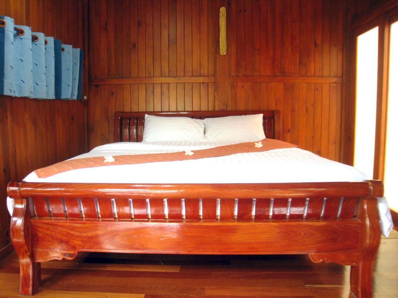 Wood House Pattaya Hotel Bagian luar foto