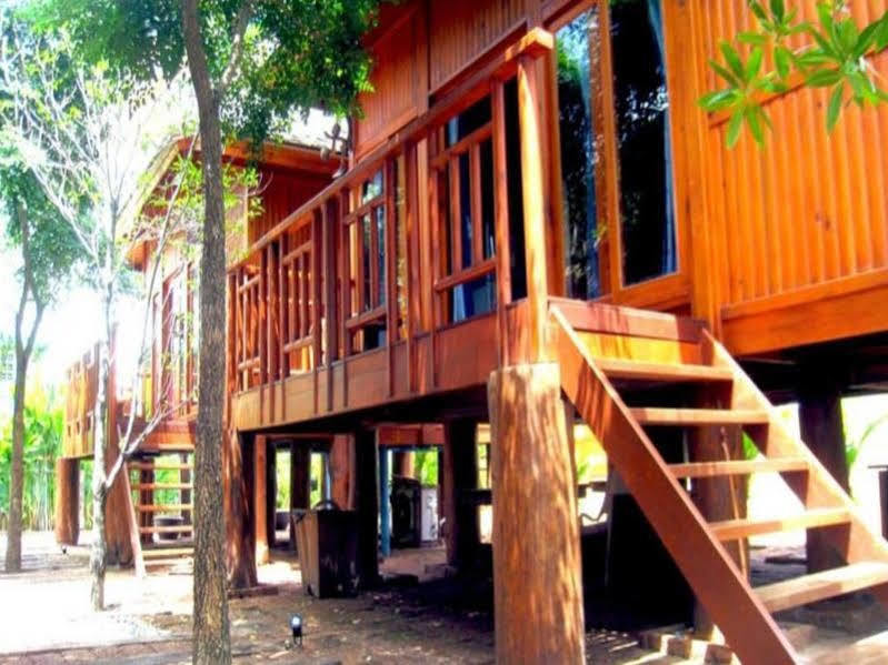 Wood House Pattaya Hotel Bagian luar foto
