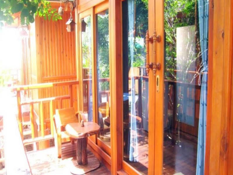 Wood House Pattaya Hotel Bagian luar foto