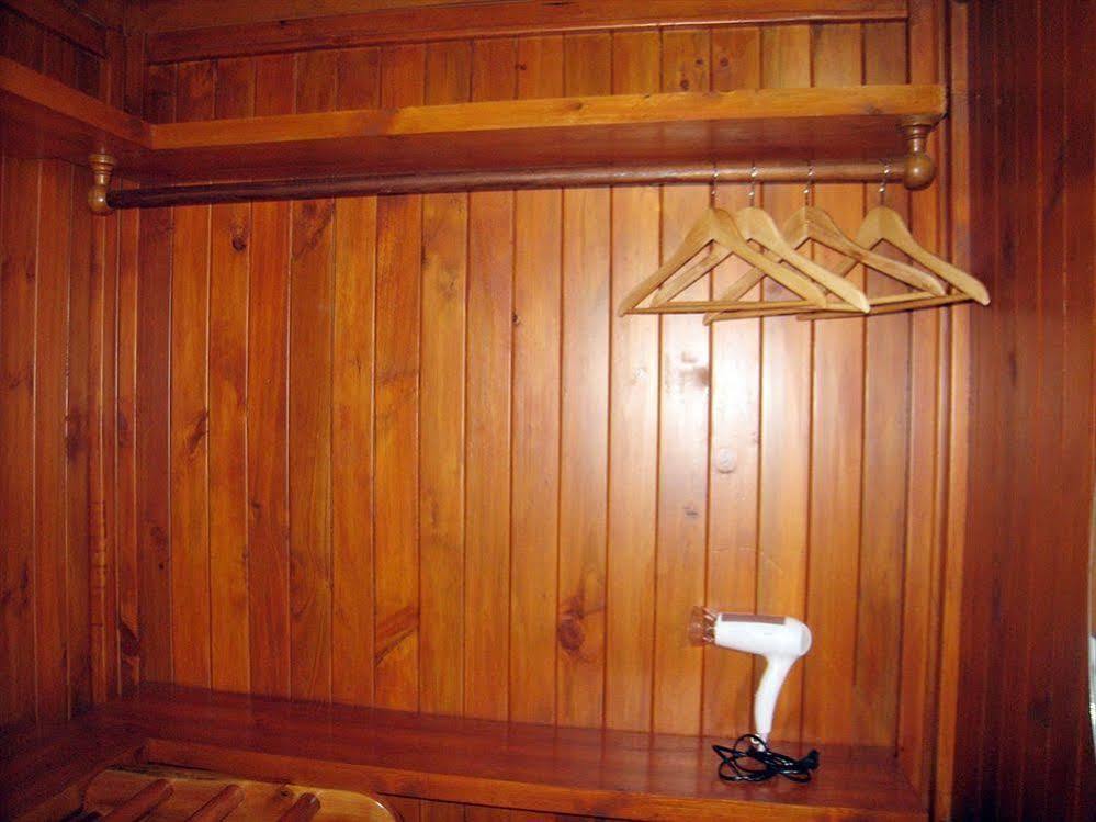 Wood House Pattaya Hotel Bagian luar foto