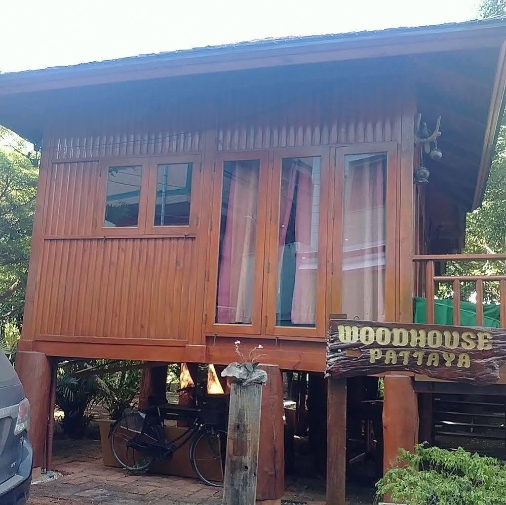 Wood House Pattaya Hotel Bagian luar foto