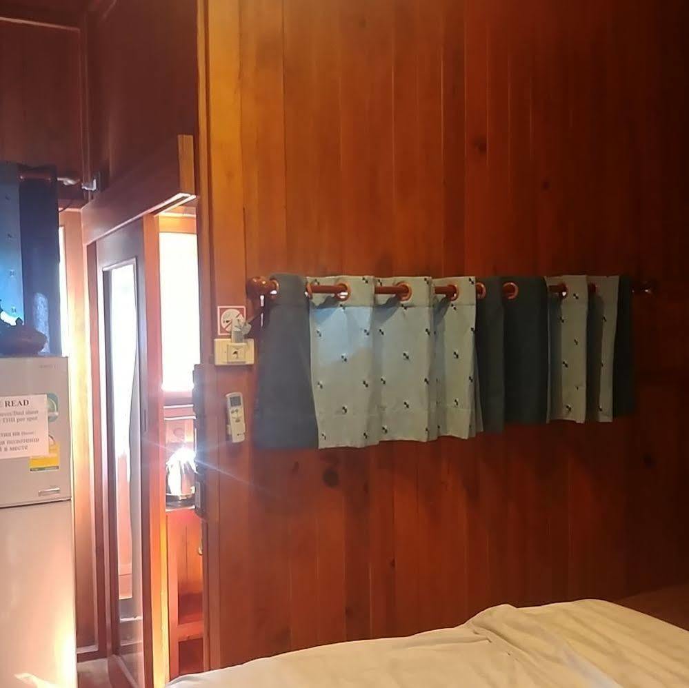 Wood House Pattaya Hotel Bagian luar foto