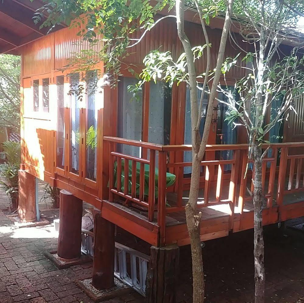 Wood House Pattaya Hotel Bagian luar foto